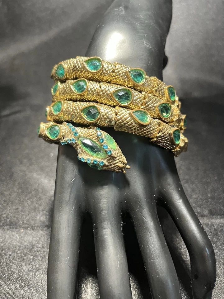 Pulseira envoltório cobra tom dourado com vidro verde/pedras cabochun aquáticas - Imagem 3 de 4