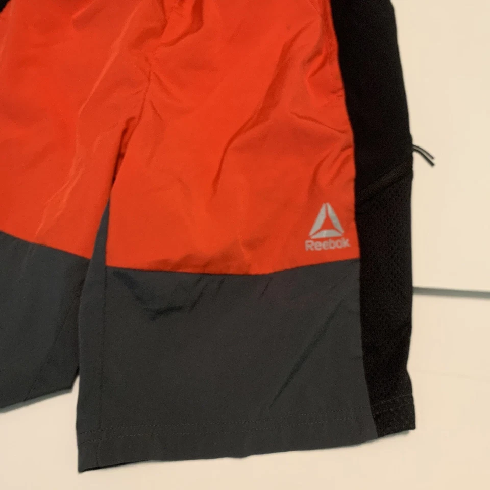 Pantalones Cortos Atléticos Reebok Niños Rojo, Negro y Gris Cintura Elástica Talla XL 14/16 Foto 4 de 4