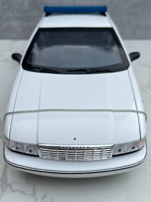 UT MODELS 1/18 ASHEVILLE POLICE CRUISER 1996 CHEVY CAPRICE DAMAGED