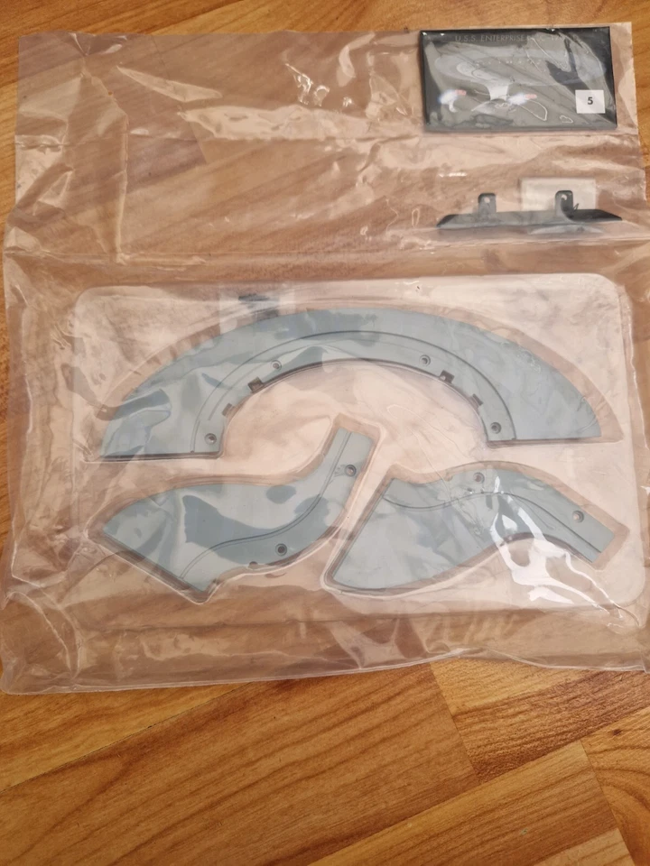 FANHOME EAGLEMOSS BUILD THE STAR TREK USS ENTERPRISE NCC-1701 D SHIP PART 5 - Image 2 of 2