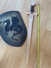 Ein Holzschild und ein Holzschwert f&uuml;r einen kleinen Ritter Namens TIMO