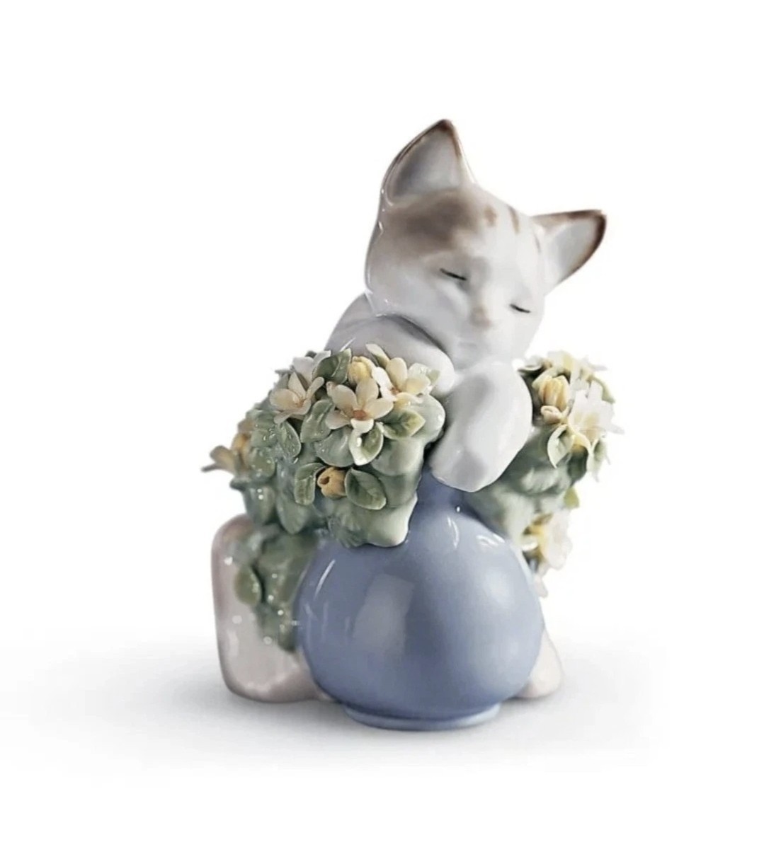 Lladro Dreamy Kitten Cat Figurine