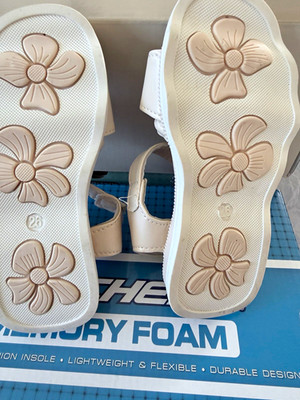Skechers Mädchen Sandalen weiß EU 26 Klettverschluss Strass Blume Memory Foam