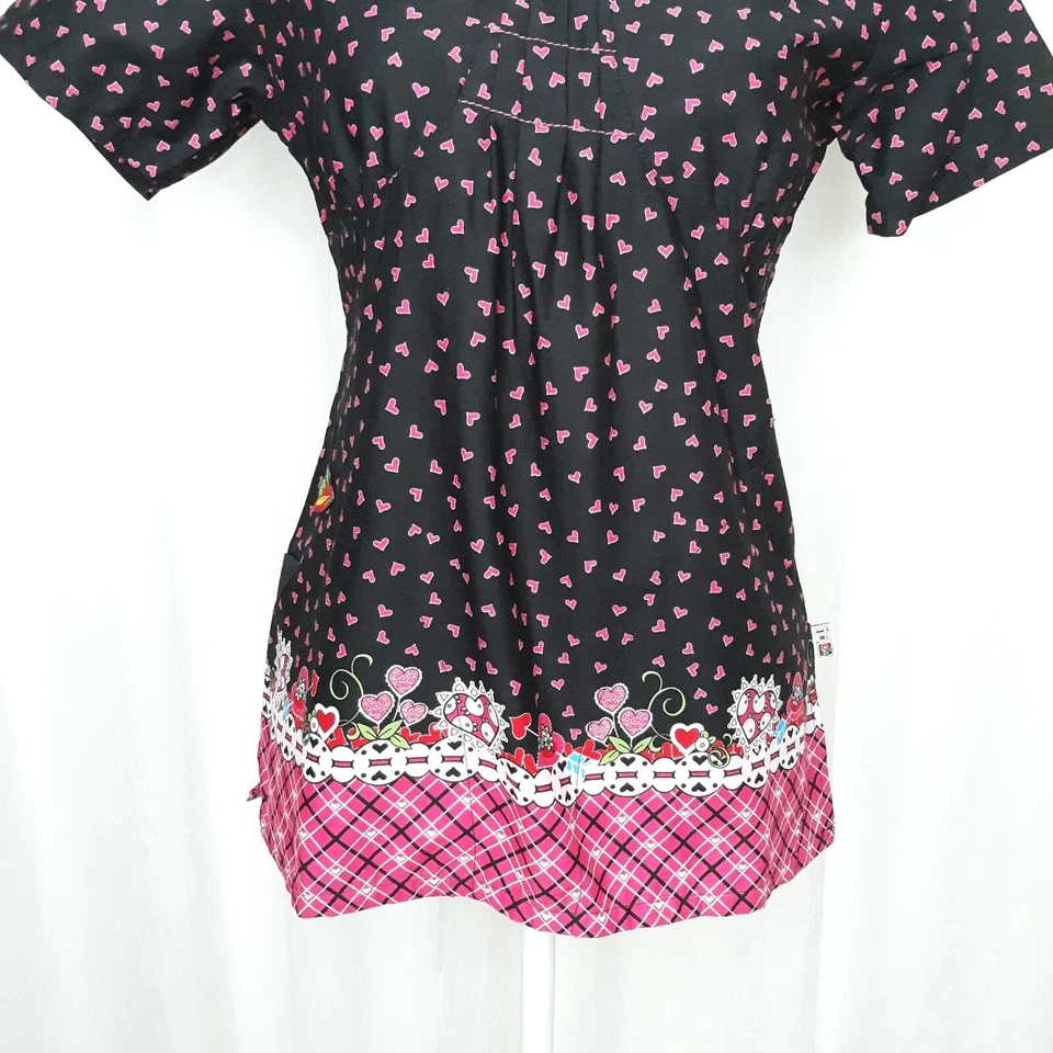 Blusa Médica Mary Engelbreit™ Corazones y Flores Detallada Fruncida Talla XS Usada Foto 2 de 4