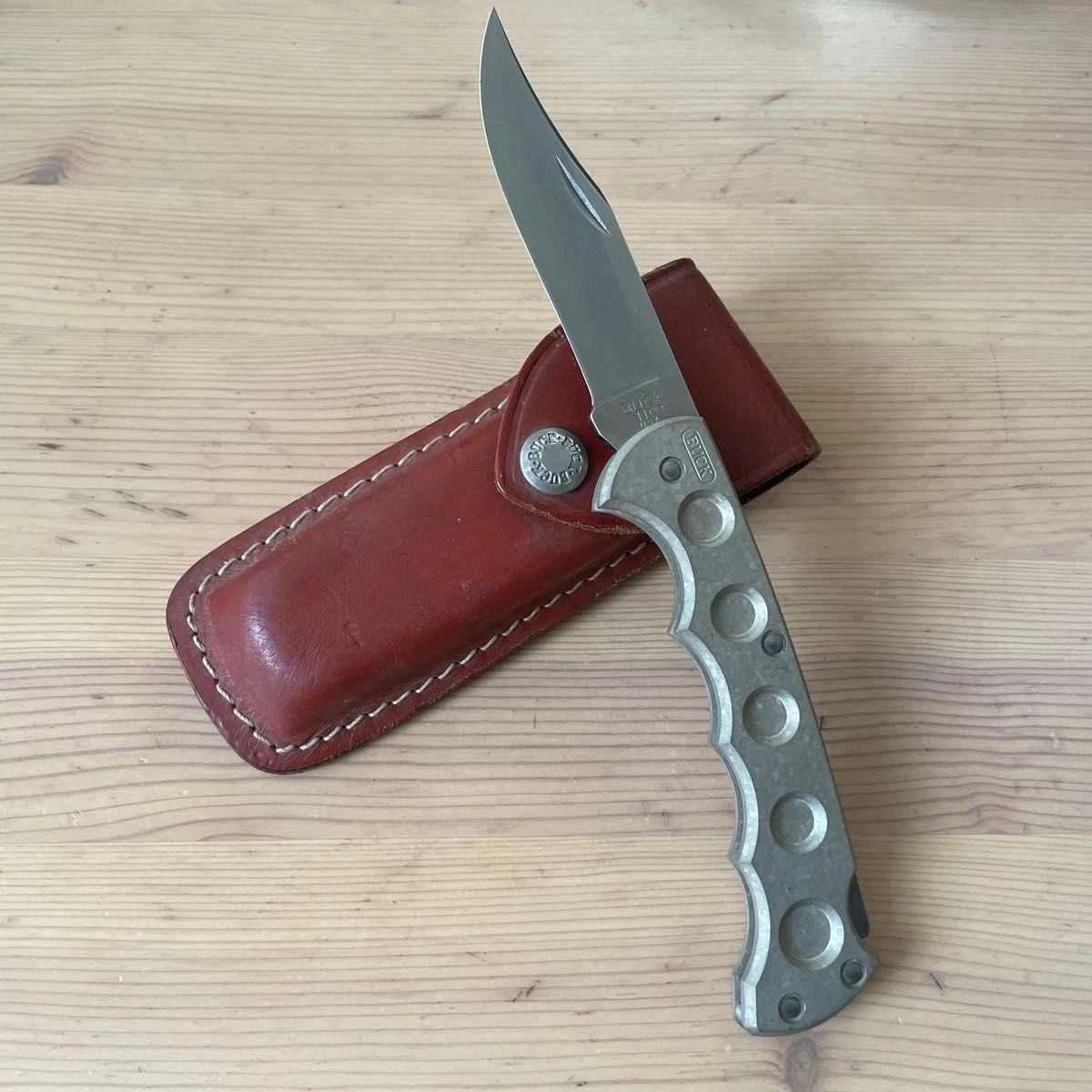 BUCK ナイフ　チタニウム　未使用コレクション Buck Titanium Handle Pocketknife Collectible Modern Factory