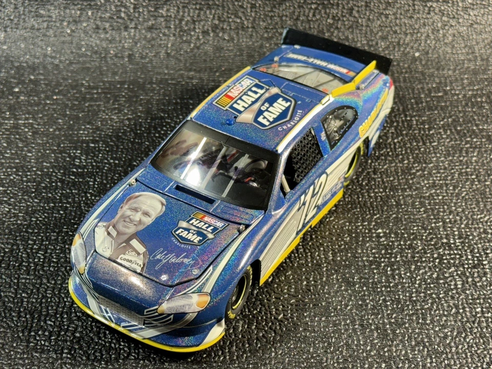 Cale Yarborough 2011 1/24 Elite Salón de la Fama autografiado diecast DIN #110 Foto 3 de 4