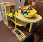 VTG #930 Fisher Price Little People Play Family Action Garage w/4 Cars + People