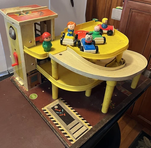 VTG #930 Fisher Price Little People Play Family Action Garage w/4 Cars + People