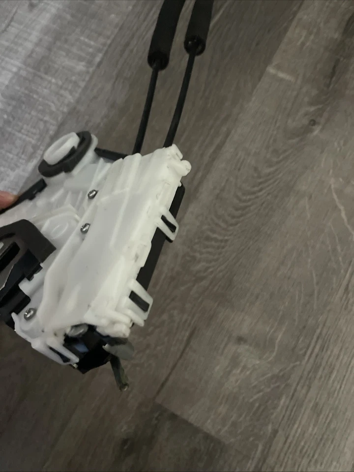 Subaru WRX STI 2019 - Actuador de bloqueo de puerta del lado del conductor delantero izquierdo - OEM/51 Foto 4 de 4