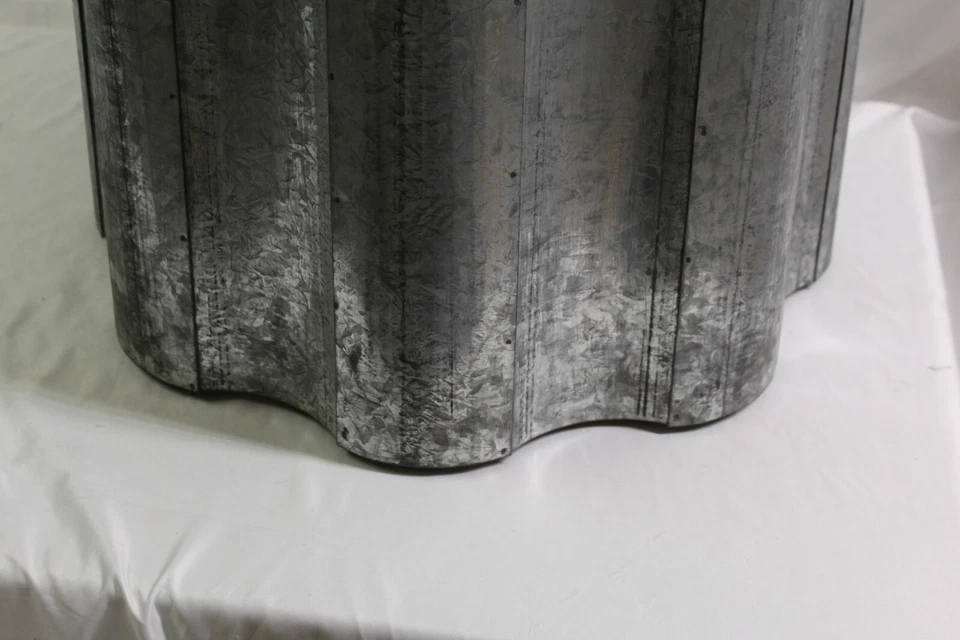 Mesa auxiliar galvanizada personalizada estilo, Dickenson Foto 3 de 4