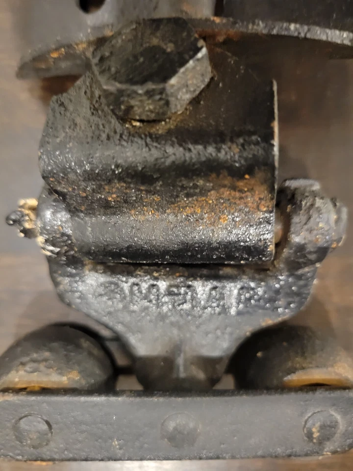 ANTIGUO HIERRO FUNDIDO VINTAGE ~ RODILLOS DE PUERTA DE GRANERO MEYERS (2) ~ LINTERNA O ~ HERRAMIENTA DE GRANJA Foto 3 de 4