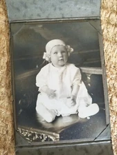 CUTE BABY WITH HAT,ELBOW LAKE,MINN.VTG 4.2" x 3.2" PORTRAIT PHOTO*MCP10