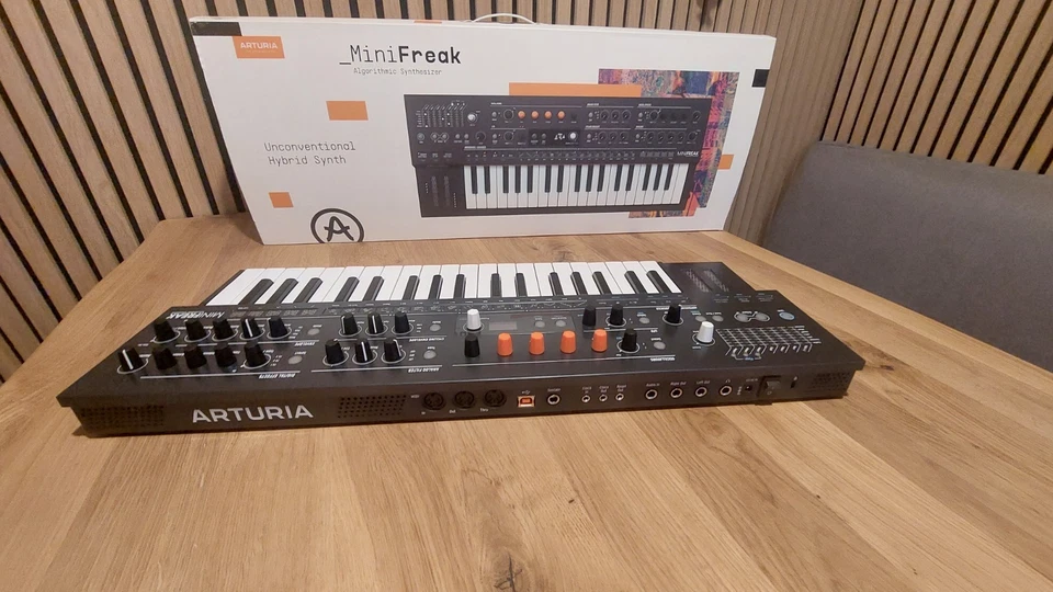 Arturia MiniFreak Algorithmischer Synthesizer - Top Zustand - Mit OVP - Bild 4 von 4