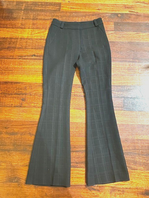 CUE CITY plaid fitted pants with flares size 6 exc cond
