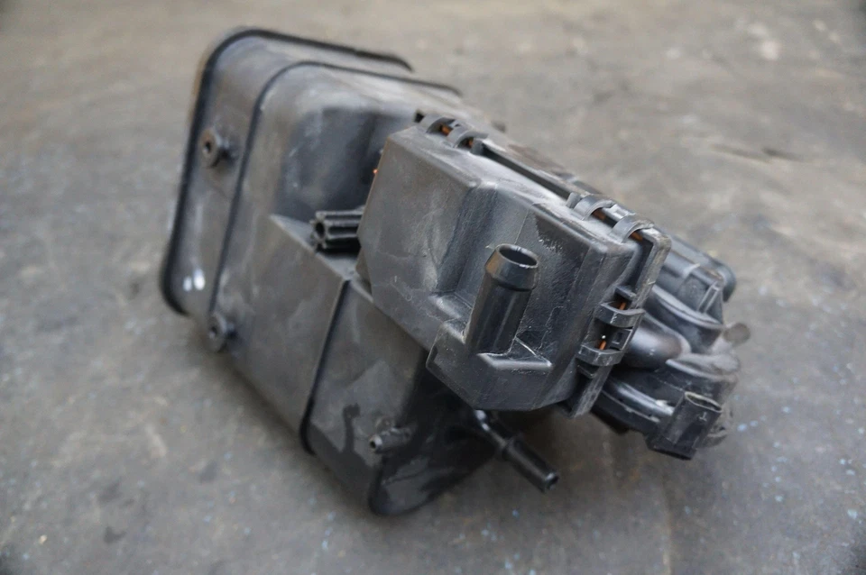 Filtro de emisiones bote de vapor de carbón OEM Porsche Cayman GT4 981 2016 *NOTA* Foto 2 de 4