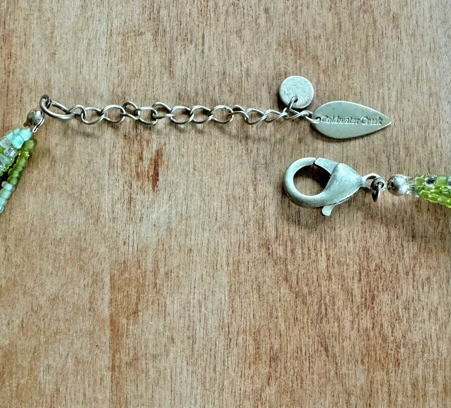 Collar COLDWATER CREEK Firmado Semilla Verde y Metal Martillado Cuentas Verde y Dorado. Foto 4 de 4