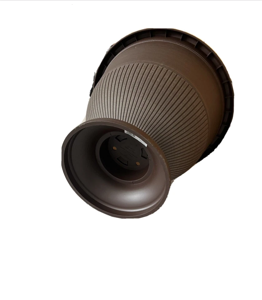 15. Urna de plástico con cepillo de corteza de René Foto 2 de 3