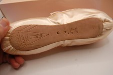 NIB Bloch Sonata Pointe Shoes 111.00 S0130L Color - pink satin 4 B Not Retur