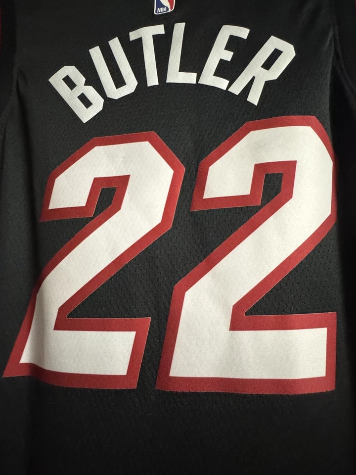 Camiseta masculina Miami Heat L 48 Black Butler #22 Swingman NBA basquete Nike Home - Imagem 3 de 4