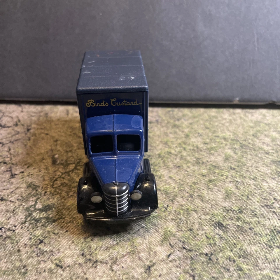 Lledo Days Gone 1:55 1950 Bedford 30CWT Arnotts Biscuits Red Delivery Van - Image 4 of 4