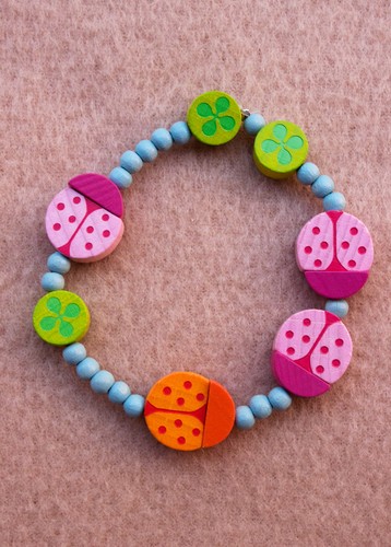 Pulsera infantil de madera Flotte de HABA - Imagen 4 de 5