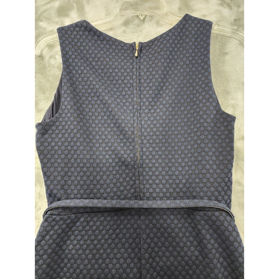 全新 Charter Club 无袖腰带紧身连衣裙 尺寸 PM 海军蓝圆点背面拉链 — 第 4/4 张图片