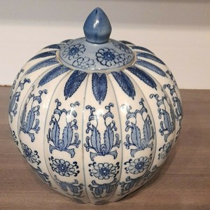 A large blue and white ribbed ginger jar complete with lid 9" wide 9 1\2"tall.