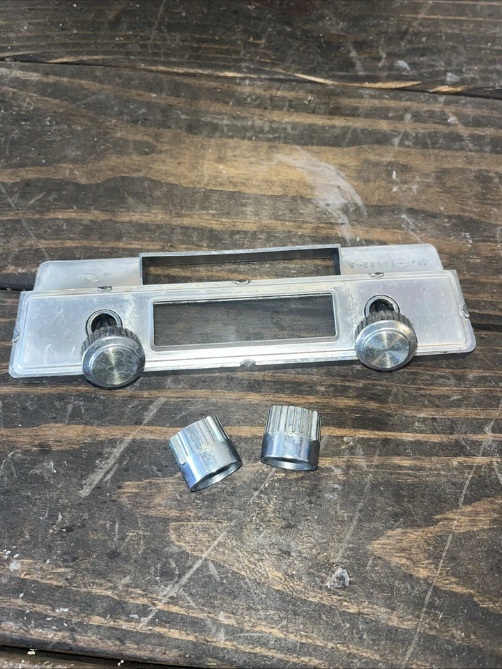 Lincoln Continental Radio 1961-1969 placa frontal cromada bisel y perillas OEM Foto 3 de 4