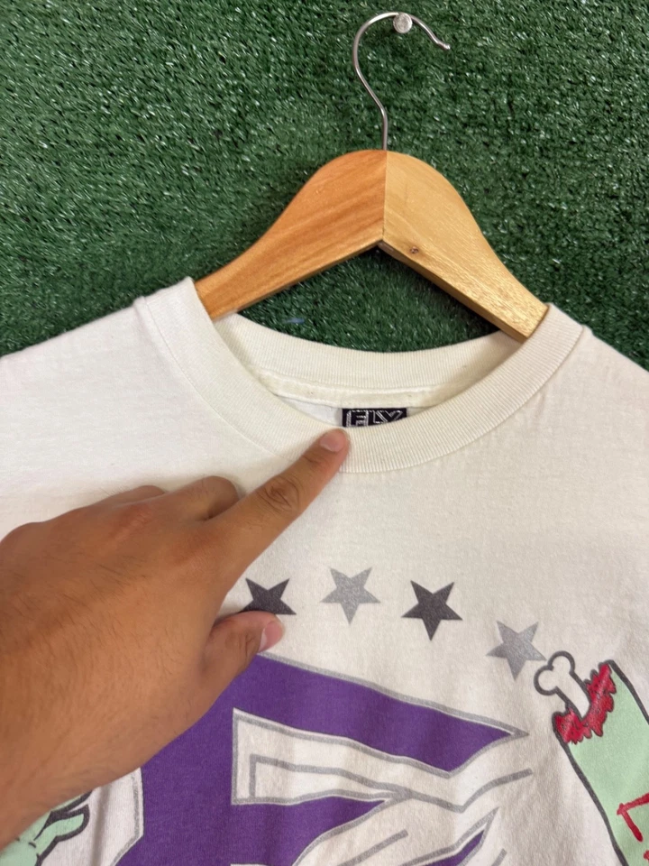 Camiseta Vintage Flying Coffin Branca Masculina Tamanho Médio Estampa Gráfica EUA - Imagem 3 de 4