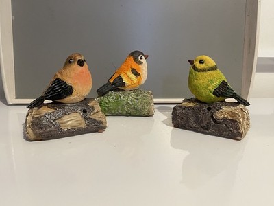 Bewegungssensor aktiviert singender zwitschernder Vogel auf Baumstumpf Ornament Haus Garten