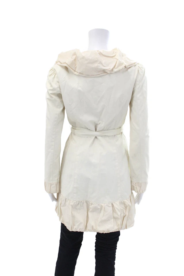 Jaqueta feminina Blanc Noir com capuz manga comprida botão de pressão babado bege tamanho P - Imagem 3 de 4