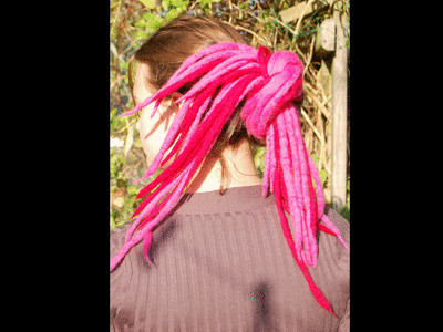 16 handgefertigte rote und rosa Merinowolle Dreadlocks Haarverlängerungen