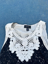 Karen Kane Black/White Lace Shift Dress Scoop Neck Crochet Accents Knee S