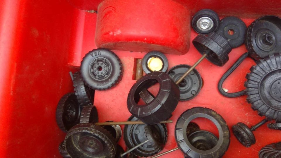 GRAN Lote de Ruedas de Coche/Camión de Juguete Vintage Años 60 70, Piezas de Eje Neumáticos SCHUCO TONKA Foto 3 de 4