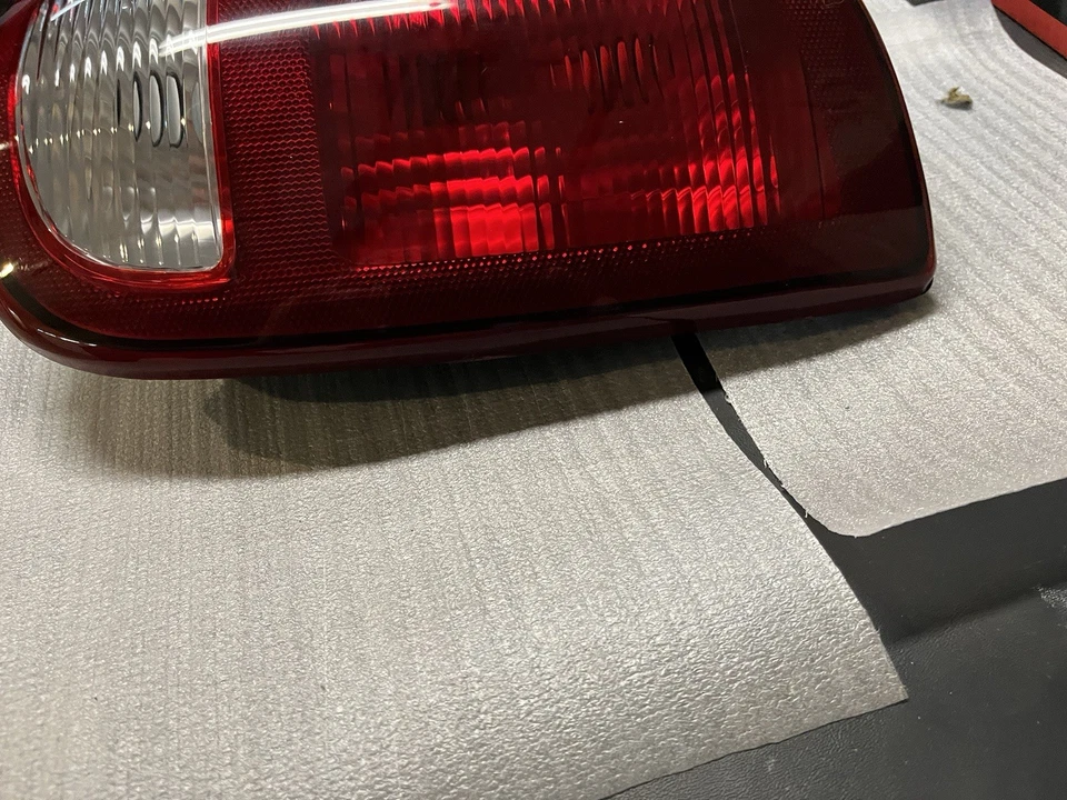 Conjunto de lámpara trasera Dorman 1610475 para modelos Chrysler Dodge 01-03 seleccionados Foto 4 de 4