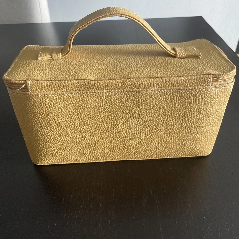 Juego de bolsa de artículos de tocador cosméticos de viaje con cremallera de cuero tostado Estee Lauder de colección Foto 4 de 4