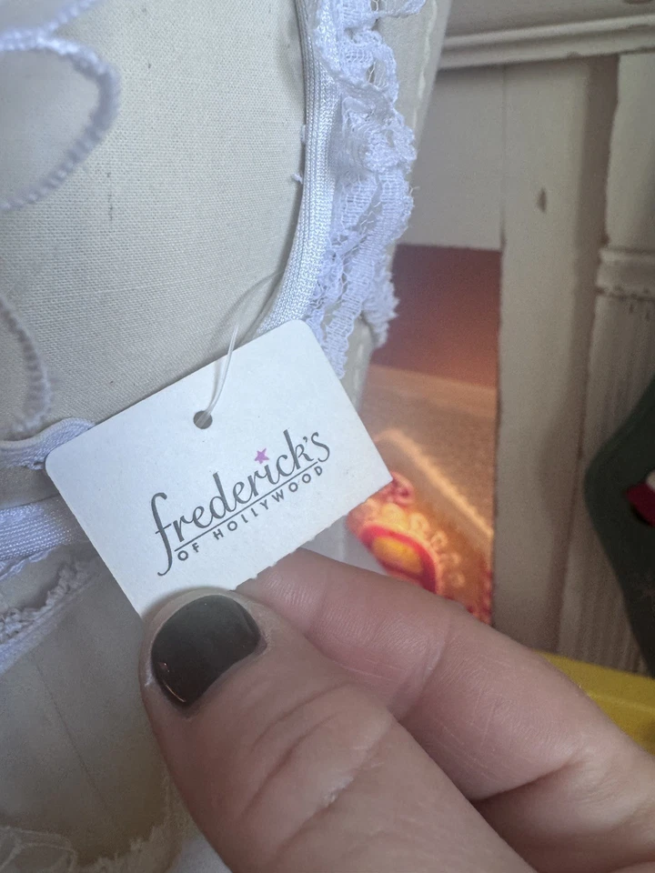 Sujetador de copa abierta Frederick's of Hollywood de colección años 80 nuevo con etiquetas y bragas de tanga blanca OSFA Foto 3 de 4