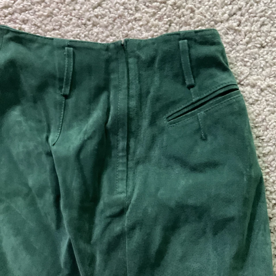 Mini-saia de couro genuíno vintage anos 90 Express verde camurça tamanho 9 27” - Imagem 4 de 4