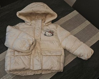 H&M Jacke Mädchen Winterjacke cremeweiß Hello Kitty Gr. 98/104