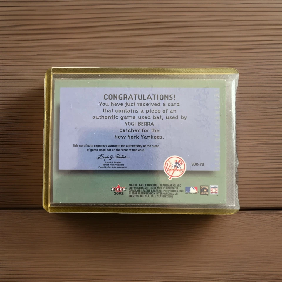 Tarjeta de bate usada Fleet Yogi Berra 2002 juego New York Yankees en funda de plástico duro Foto 2 de 2