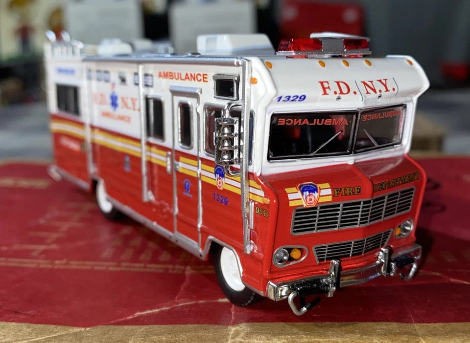 1-1 Kitbash 1/64 FDNY RESCUE AMBULANCE NEW YORK FIRE DEPARTMENT 1-1 Custom Made - Image 2 of 4