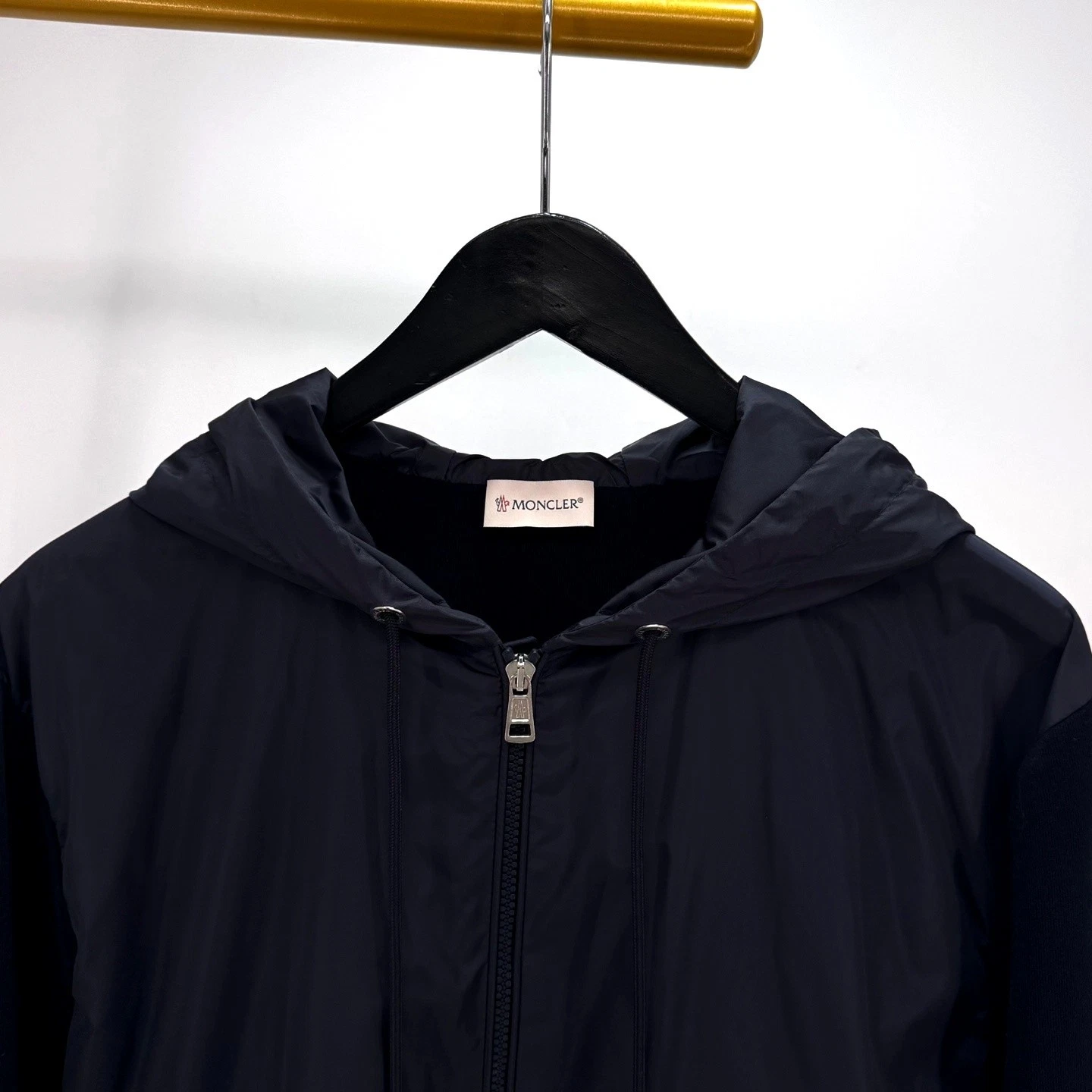 Moncler giacca a vento in maglia con cappuccio blu navy 130937798