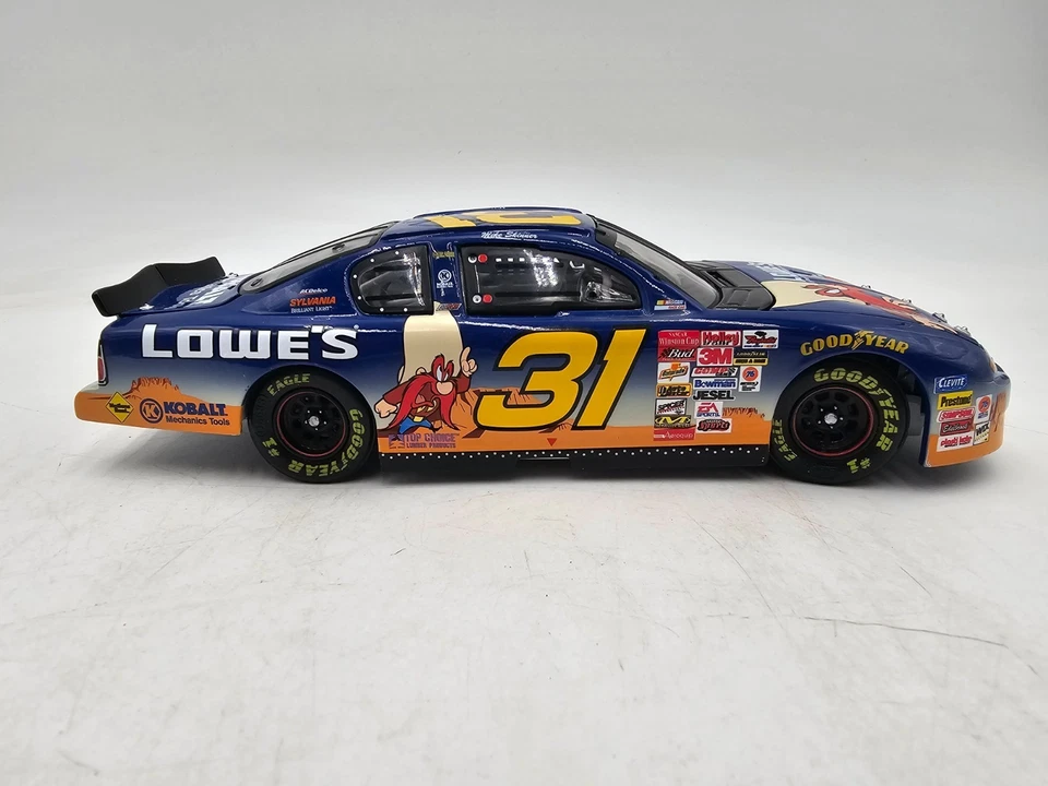 Monte Carlo 400 Looney Toons, Mike Skinner 31 Lowe’s 2001 escala 1:24 coche de stock. Foto 3 de 4