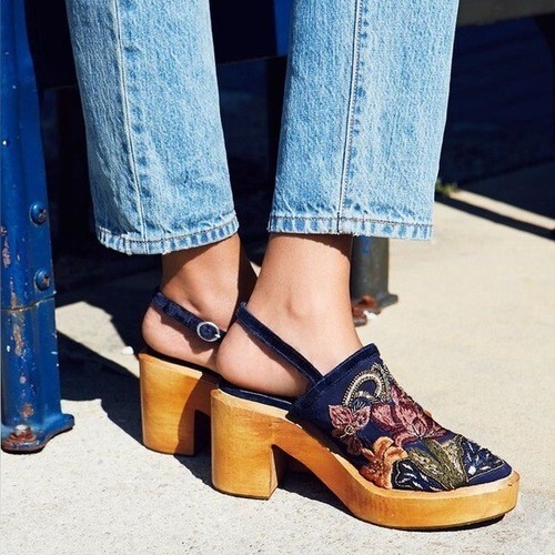 Free People Cosmic Storm Clogs mit Perlen bestickt 38