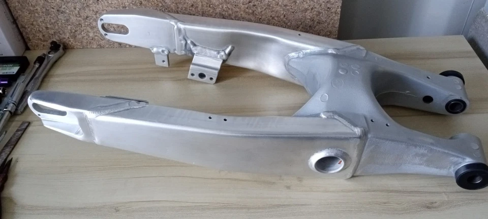 Yamaha YZ 125/250 1998 basculante reacondicionado con rodamientos y sellos nuevos Foto 2 de 4