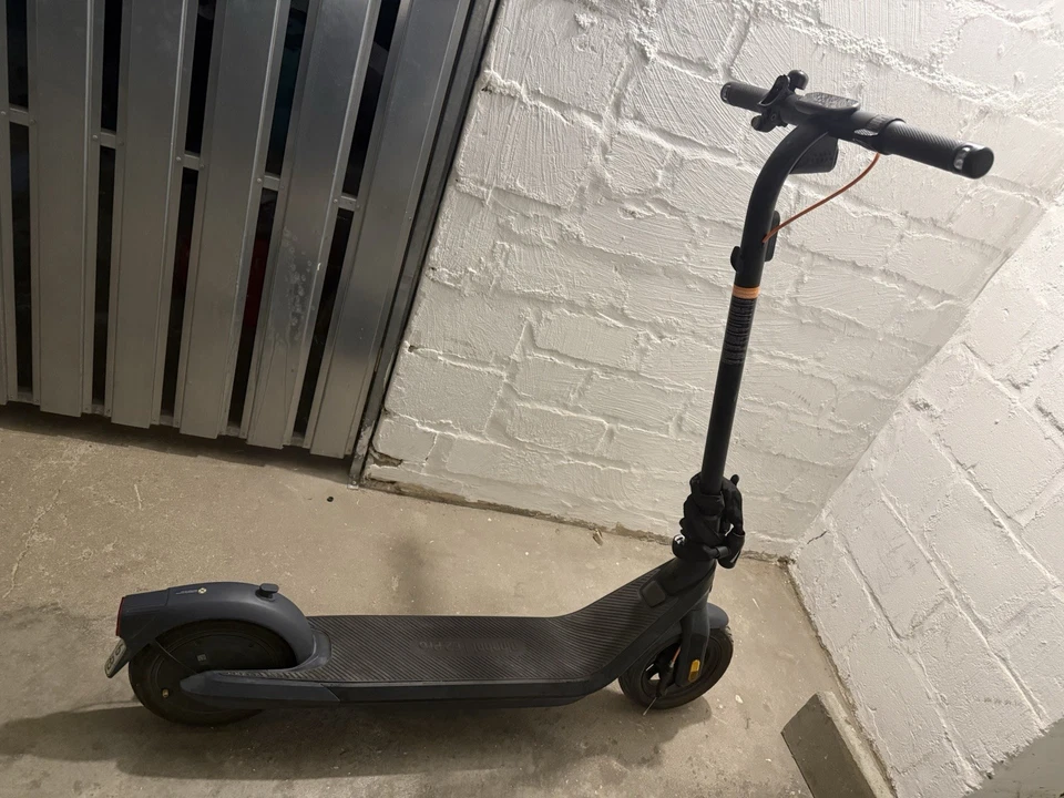 E-Roller mit Schloss und Ladegeräte Elektro Roller.gebraucht,guter Zustand - Bild 4 von 4