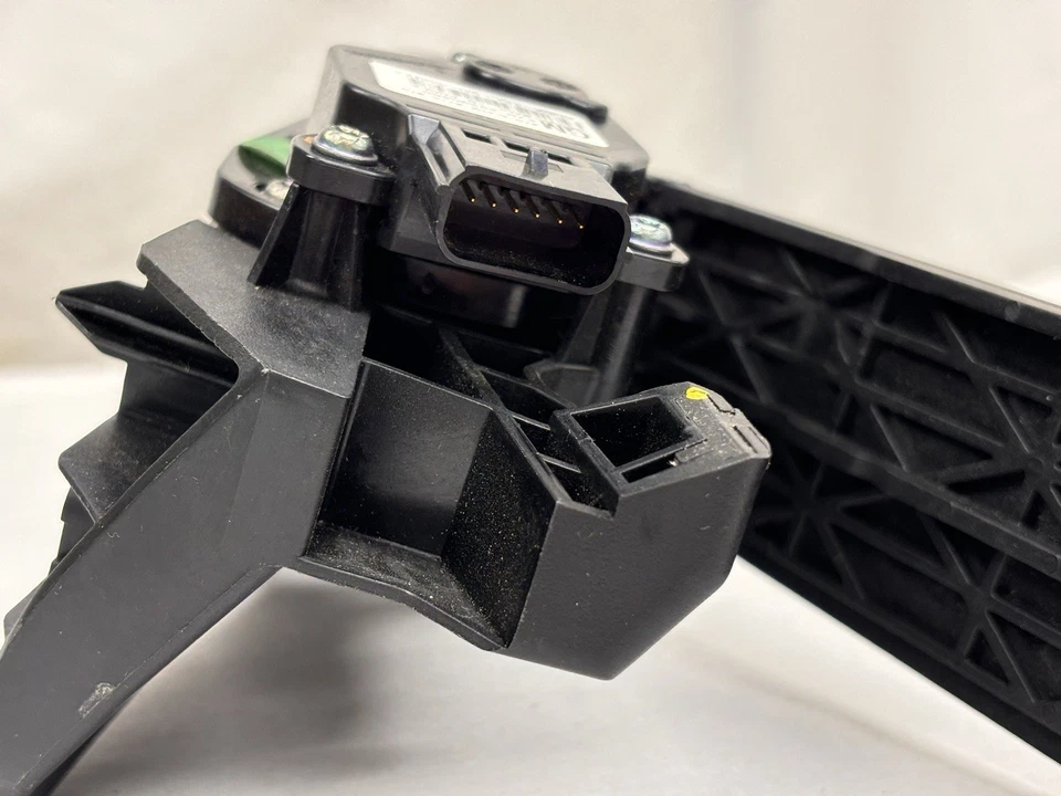 GM OEM 23390865 Accelerator Pedal Sensor Assembly for 15-19 Cadillac ATS, 15 CTS - Image 2 of 4