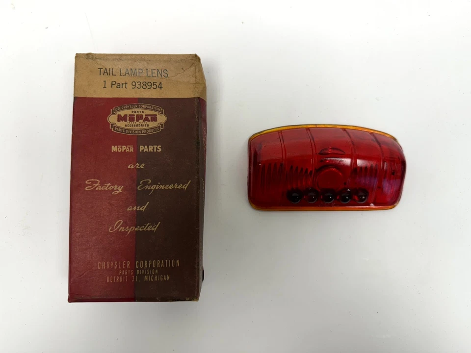 Lámpara de luz trasera Plymouth P14C Special Deluxe 1942 lente roja 938954 NOS. Foto 3 de 4