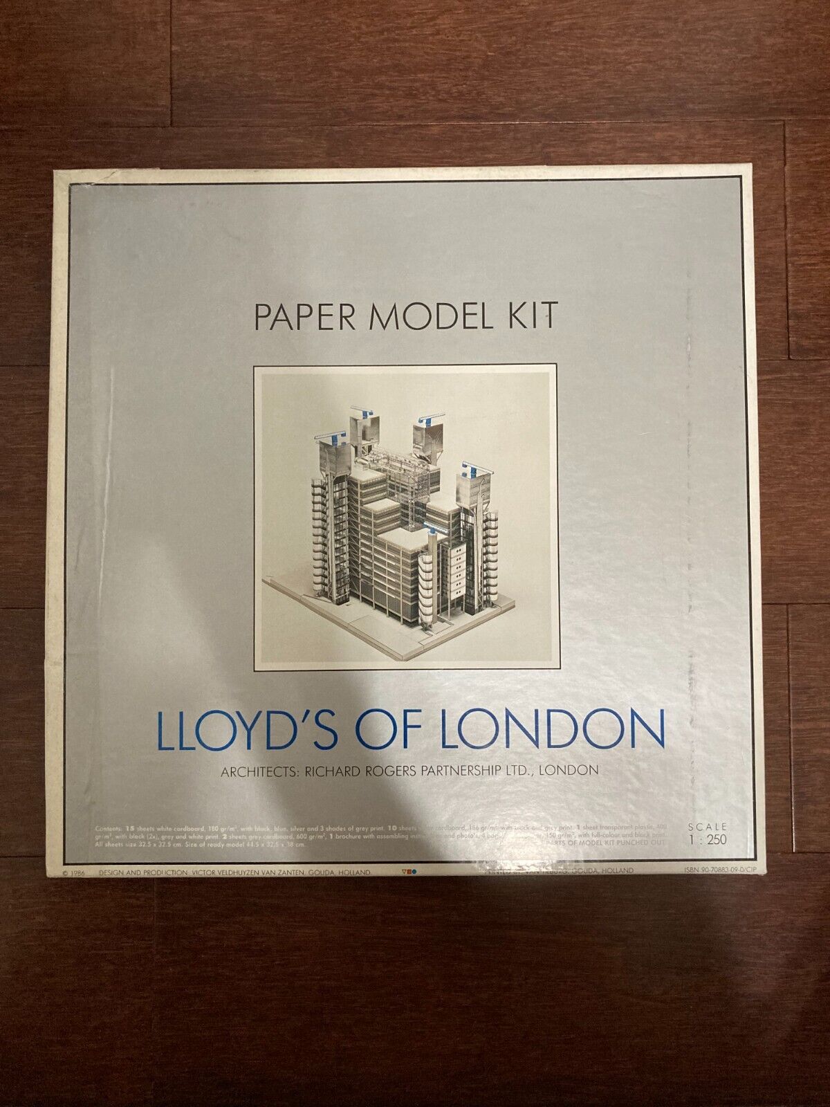 LLOYD'S OF LONDON PAPER MODEL KIT ~ SIR RICHARD ROGERS ARCHITECTS ~ 1:250  SCALE