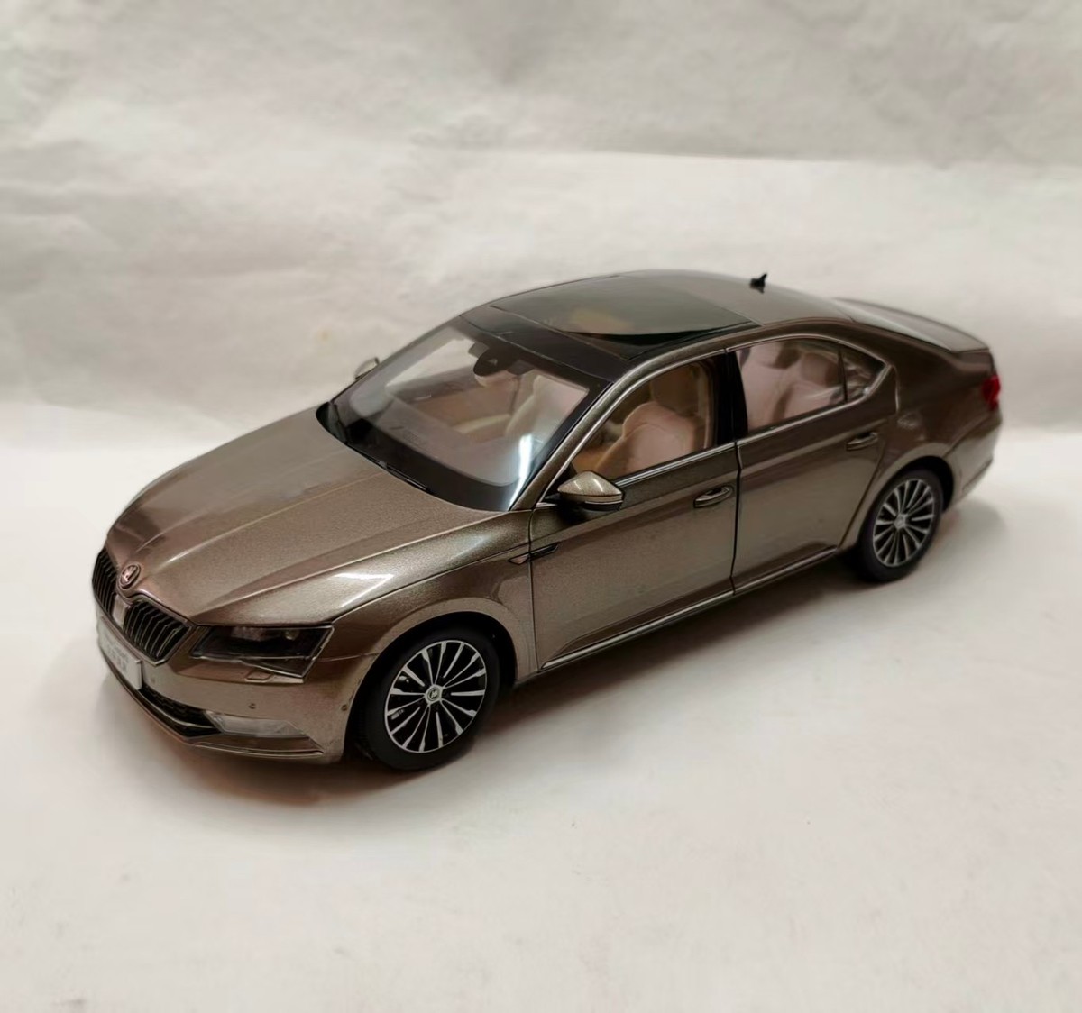 1/18 Skoda Superb 2015 China Dealer model Discontinued very rare